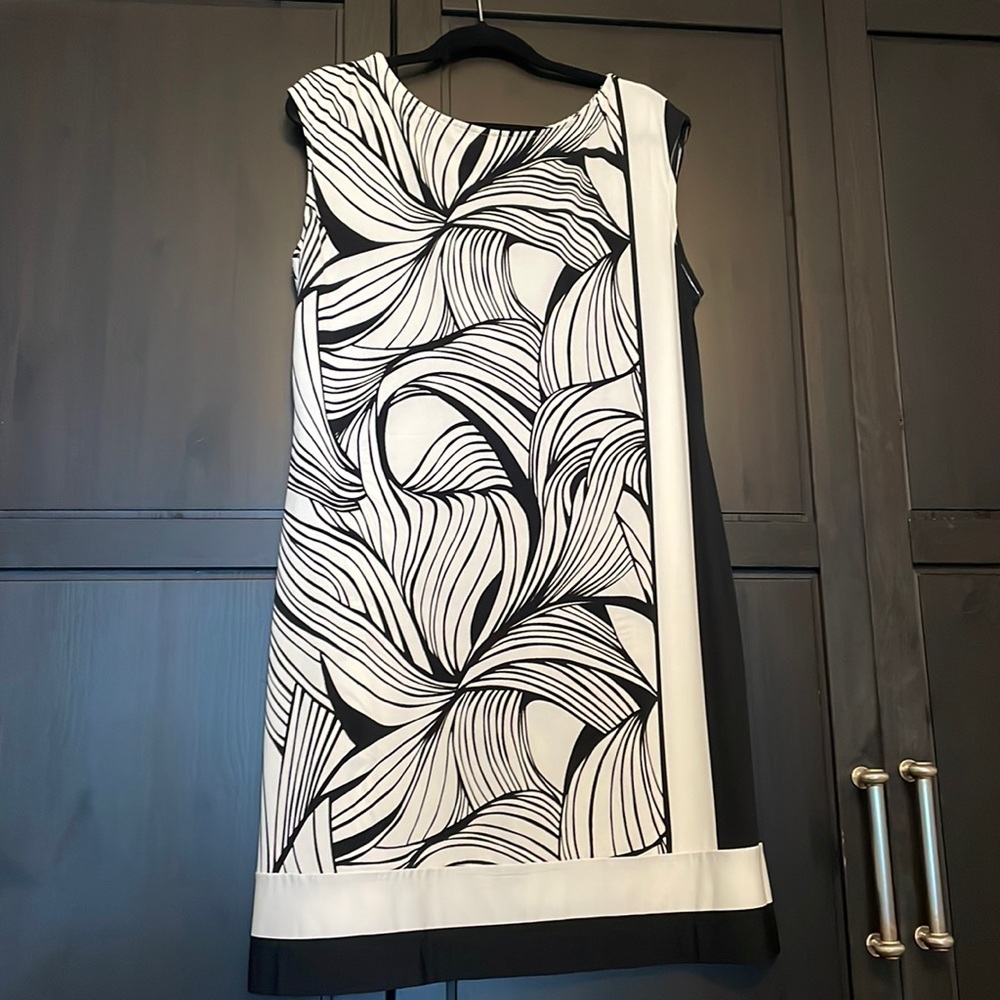 Donna Morgan - sleeveless floral shift dress